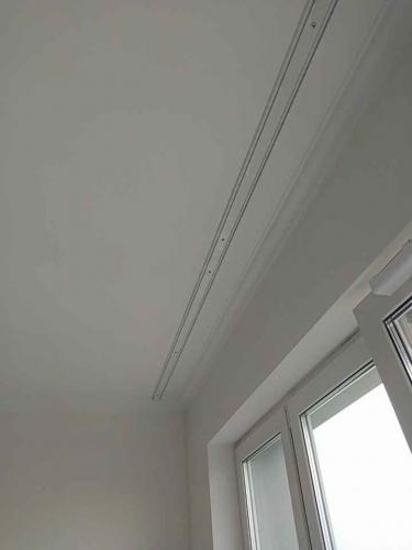 Проведена установка направляющих для штор на потолке. Конструкция закреплена ровно, надежно, без видимых дефектов. Работа завершена аккуратно, с учетом всех технических требований.