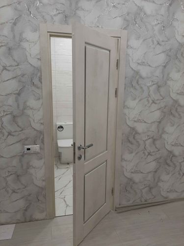 Установлены новые доборы на входной проем, обеспечивая ровное прилегание и эстетичный вид. Завершена отделка, скрывающая зазоры, улучшая общую гармонию интерьера.