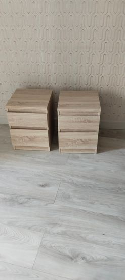 Собраны два деревянных модуля с тремя ящиками каждый. Установлены на ровное покрытие, выровнены по вертикали и горизонтали. Гармонично вписаны в интерьер помещения.