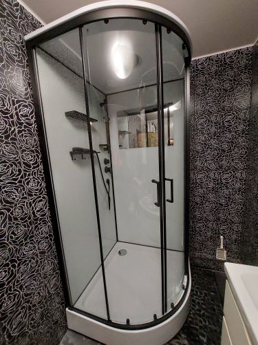 Установлена современная душевая с гидромассажем: смонтированы стенки, поддон, двери, подключены коммуникации, проверена герметичность, проведено тестирование функций, завершена отделка.