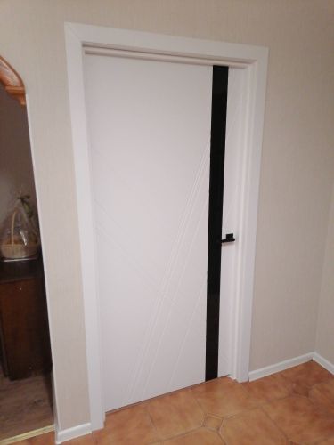 Установлена новая створка: закреплены петли, врезан замок, отрегулирована фурнитура, выровнена коробка, оформлены наличники, проверена плавность закрывания, завершены отделочные работы.