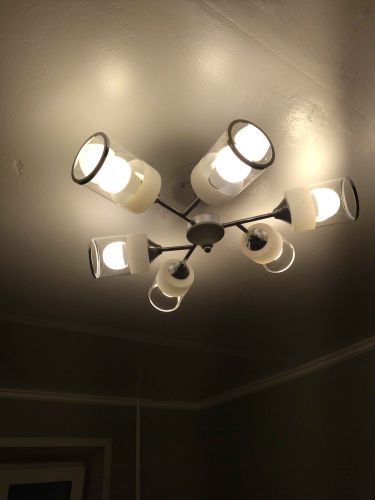 Установлен новый светильник на потолке, подключены провода, закреплены крепления, проверена работа ламп. Свет равномерно освещает помещение, создавая комфортную атмосферу.