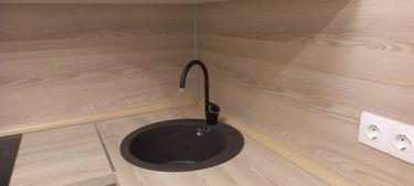 Выполнен аккуратный распил для установки мойки, обеспечена точная подгонка деталей, гладкие края, надежная фиксация, гармоничное сочетание с интерьером, завершенный вид.