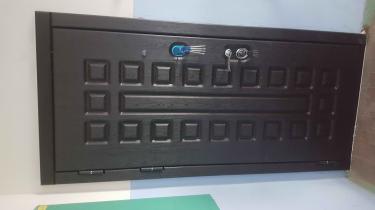 Установлена надежная металлическая дверь с защитными свойствами, обеспечивающая безопасность и изоляцию. Закреплены петли, врезан замок, проверена герметичность и устойчивость конструкции.