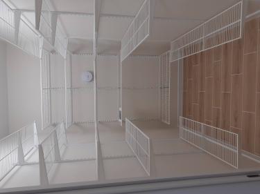 Выполнен монтаж креплений для полок в кладовой. Установлены металлические конструкции на стенах, обеспечивающие устойчивость и функциональность для хранения предметов.