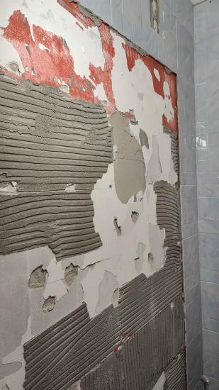 Удалены сантехнические элементы, освобождены коммуникации, демонтированы плитка и отделка, подготовлена поверхность для дальнейших работ.