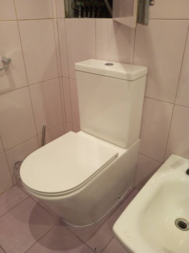 Установлено сантехническое оборудование, подключено к водопроводу и канализации, проверена герметичность соединений, закреплено на полу, проведена проверка функциональности.