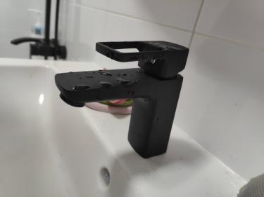 Выполнена замена кранбуксы в смесителе. Установлен новый механизм, обеспечивающий плавное открытие и закрытие воды. Проверена герметичность соединений, устранены протечки.