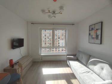 Установлен телевизор на стену, закреплён карниз для штор, повешена картина, смонтирован светильник на потолке, расставлена мебель, уложен ламинат, покрашены стены.