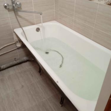 Установлена новая чугунная ванна, подключены водопроводные трубы, проверена герметичность соединений, отрегулированы ножки, выполнена облицовка стен плиткой, протестирован слив воды.