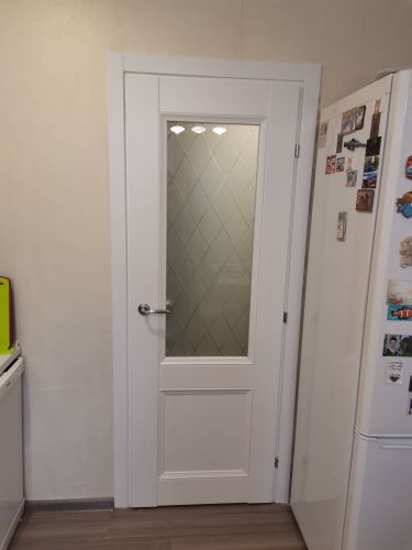 Установлен новый замок в дверь, выполнено аккуратное врезание, проверена работоспособность механизма, ручка закреплена, обеспечена плавная работа, внешний вид сохранен.