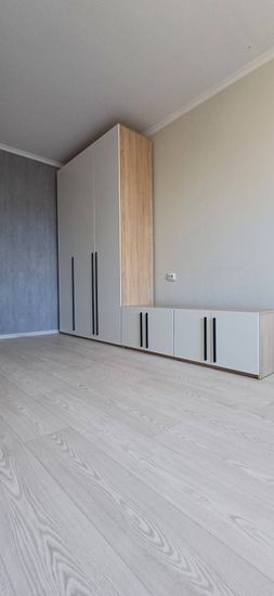 Собран шкаф с выдвижными секциями, установлены фасады, закреплены ручки, отрегулированы направляющие. Все элементы соединены, обеспечена устойчивость и плавность работы ящиков.