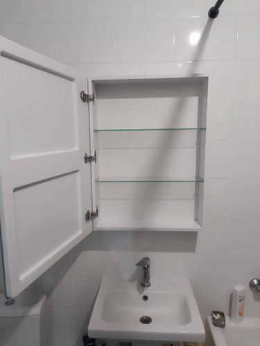 Сборка и навеска зеркального шкафа в ванной комнате