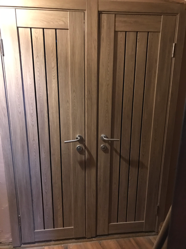 Установлены деревянные доборы на дверной проем, обеспечивающие завершенный вид и гармоничное сочетание с полотном. Все элементы аккуратно подогнаны и надежно закреплены.