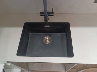 Установка столешницы HPL Установка и подключение подстольной мойки Установка и подключение смесителя