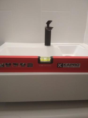 Установлена новая раковина, подключены трубы, проверена герметичность соединений, выровнена поверхность, закреплён смеситель, протестирована работа системы водоснабжения.