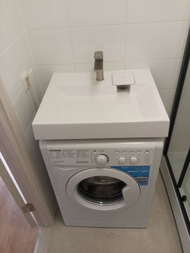 Установлен душевой уголок, закреплены панели, подсоединены трубы, проверена герметичность, отрегулированы двери, проверена работа слива, завершены отделочные работы.