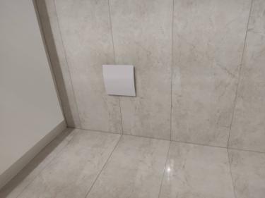 Установлена система воздухообмена: закреплены воздуховоды, размещены решетки, подключено оборудование для обеспечения циркуляции воздуха в помещении. Завершены работы по интеграции в интерьер.