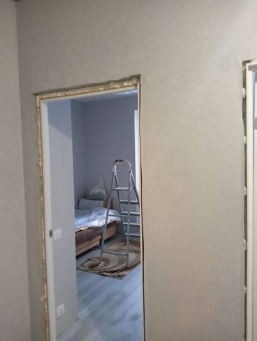 На стенах аккуратно закреплён стеклохолст, создавая ровную поверхность. Все углы обработаны, швы скрыты. Помещение подготовлено для дальнейшей отделки, обеспечивая прочность и долговечность.