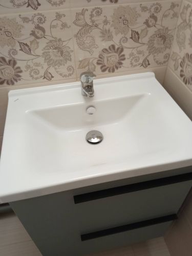 Установлена новая раковина, подключены водопроводные трубы, закреплен смеситель, проверена герметичность соединений, выполнена отделка стыков, произведена проверка на функциональность.