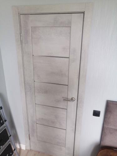 Установлены декоративные элементы вокруг двери, обеспечивающие аккуратный вид и завершенность. Плотно прилегают, скрывая щели и неровности, создавая гармоничный интерьер.