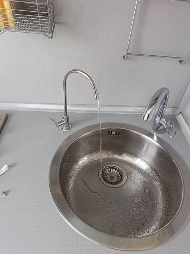 Установка проточного фильтра под мойку