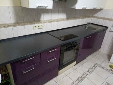 Установлена новая столешница из ДСП, идеально подогнанная по размеру. Выполнены вырезы для варочной панели и мойки, все элементы надежно закреплены, обеспечивая функциональность и эстетичный вид.