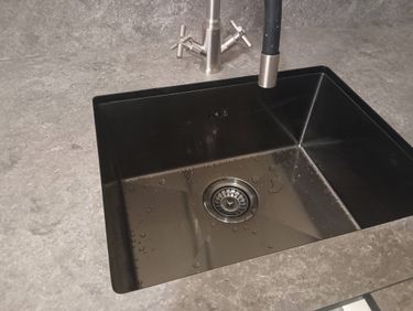 Установка столешницы HPL Установка и подключение подстольной мойки Установка и подключение смесителя