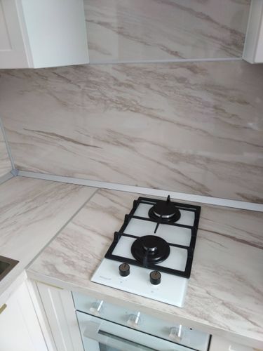  закрепить варочную панель 