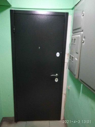 Установлена новая металлическая дверь, закреплена в проеме, отрегулированы петли, проверена работа замка, обеспечена плотная посадка, устранены зазоры, выполнена отделка откосов.