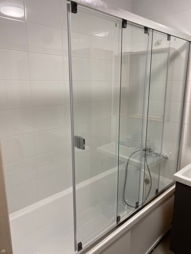 Обновлены стыки между ванной и стеной, использован водостойкий герметик для предотвращения протечек. Поверхности очищены, нанесен новый слой, обеспечивающий долговечность и защиту.