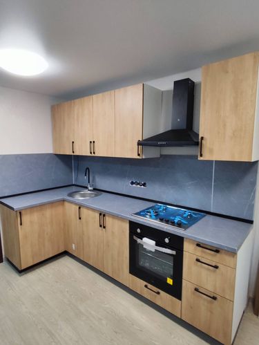 Установлены шкафы, смонтирована столешница, врезана мойка, подключена варочная панель, закреплена вытяжка, установлены ручки. Завершена сборка кухонного гарнитура с учетом всех деталей.