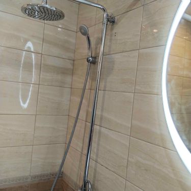 Установлен новый запорный механизм, старый демонтирован. Проверена герметичность соединений, устранены протечки. Обновлена система подачи воды, обеспечена надежная работа.