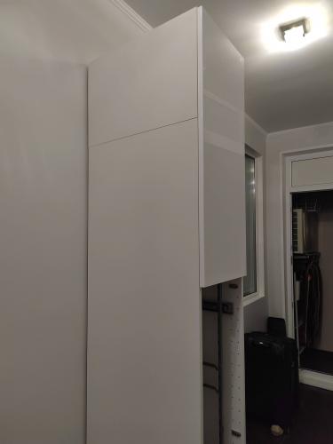 Собран корпус, установлены дверцы, закреплены полки, прикручены ручки, проверена устойчивость, отрегулированы петли, обеспечена безопасность конструкции, завершена установка.