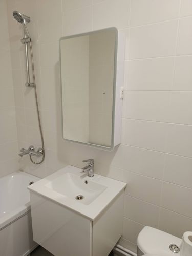 Монтаж зеркального шкафа с подсветкой