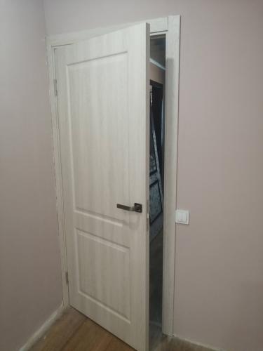 Установлена новая деревянная створка, закреплены петли, врезан замок, отрегулирована фурнитура, произведена подгонка коробки, завершена отделка наличниками, проверена плавность открывания.