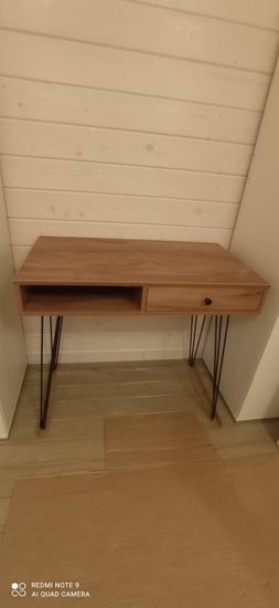 Собрано изделие: установлены ножки, закреплены детали, прикреплён ящик, проверена устойчивость, выровнена поверхность, обеспечена функциональность, завершена сборка, проверено качество.