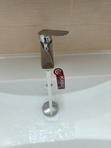 Сборка и навеска зеркального шкафа в ванной комнате