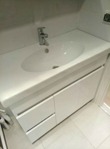 Установлена новая раковина с краном, подключены водопровод и слив, проверена герметичность соединений, закреплено оборудование на тумбе, проведена финальная проверка функциональности.