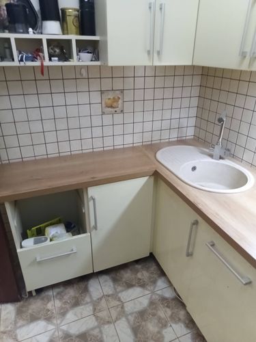 Установка столешницы ДСП Продольный пил столешницы ДСП/Массив Установка и подключение врезной мойки