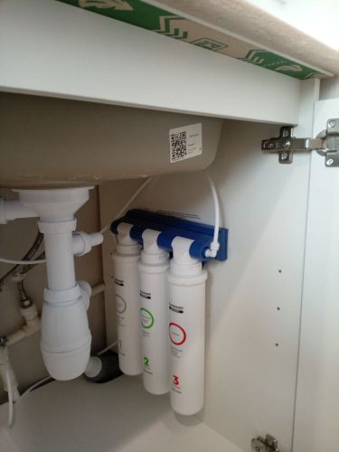 Установка проточного фильтра под мойку