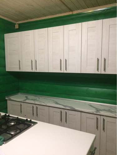 Изготовлена и установлена кухонная поверхность с точными размерами, обеспечивающая идеальное прилегание к стене, с аккуратными краями и гладкой отделкой, гармонирующей с интерьером.