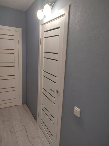 Установлена новая створка, закреплены петли, врезан замок, отрегулирована ручка, выровнена коробка, добавлены наличники, проверена плавность закрывания, завершена отделка проема.
