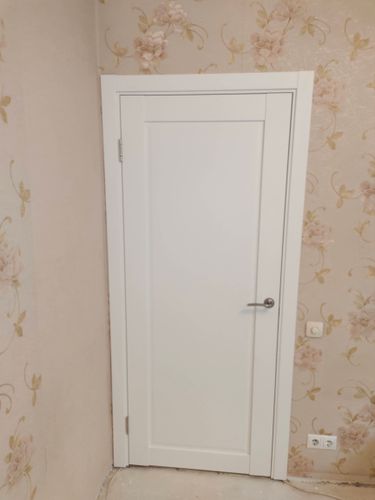 Установлена новая деревянная дверь, закреплены петли, врезан замок, отрегулирована фурнитура, проверена плавность открывания и закрывания, обеспечена герметичность прилегания к коробке.