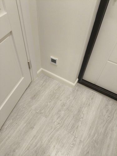 Монтаж полиуретанового/дюрополимерного/полистиролового плинтуса Покраска плинтуса