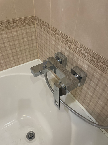 Установлено новое оборудование в ванной, подключены трубы, проверена герметичность соединений, произведена регулировка температуры и напора воды, обеспечена функциональность и эстетика.