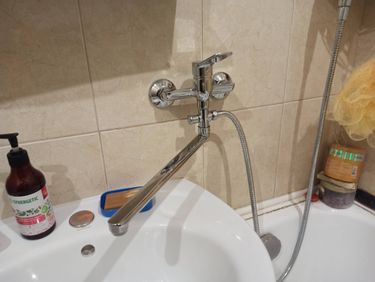 Установлено новое оборудование, подключены водопроводные трубы, закреплены элементы, проверена герметичность соединений, выполнена настройка потока. Всё функционирует исправно.