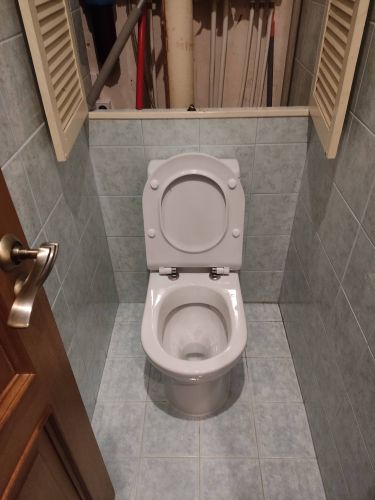 Установлено новое сантехническое оборудование, подключены коммуникации, проверена герметичность соединений, выполнена укладка плитки, произведена чистовая отделка помещения.