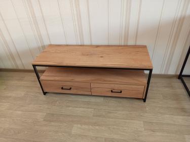 Собрана деревянная конструкция с двумя выдвижными ящиками и металлическим каркасом. Установлены ручки, отрегулированы механизмы для плавного открывания. Готово к использованию.