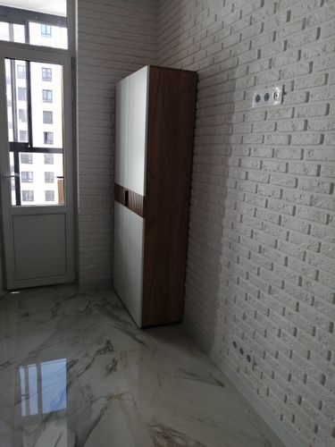 Собран шкаф: установлены дверцы, закреплены полки, выровнены элементы, проверена устойчивость, обеспечена функциональность. Компактно размещён в углу, гармонирует с интерьером.